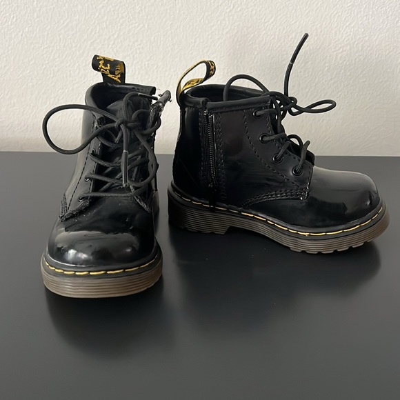 Black patent little kids Dr. Martens - Picture 2 of 3
